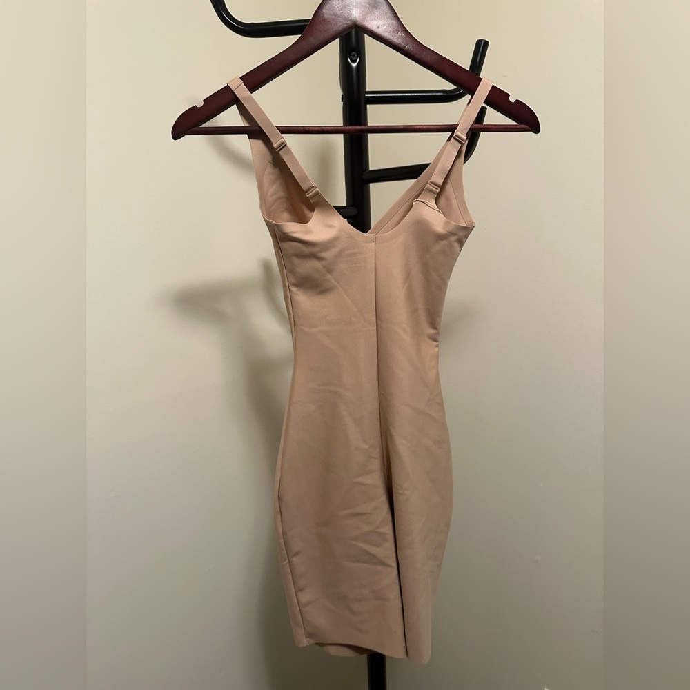 SKIMS BODY PLUNGE MID THIGH BODYSUIT‎ - Picture 9 of 10